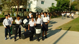 生徒たちと共にゴミ箱を持って諸施設を訪問